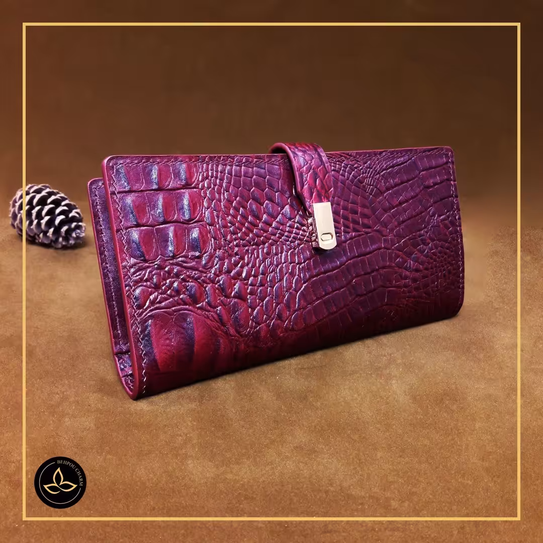 کیف دسته چک چرم طبیعی گاوی دست دوز - رنگ آلبالویی طرحدار