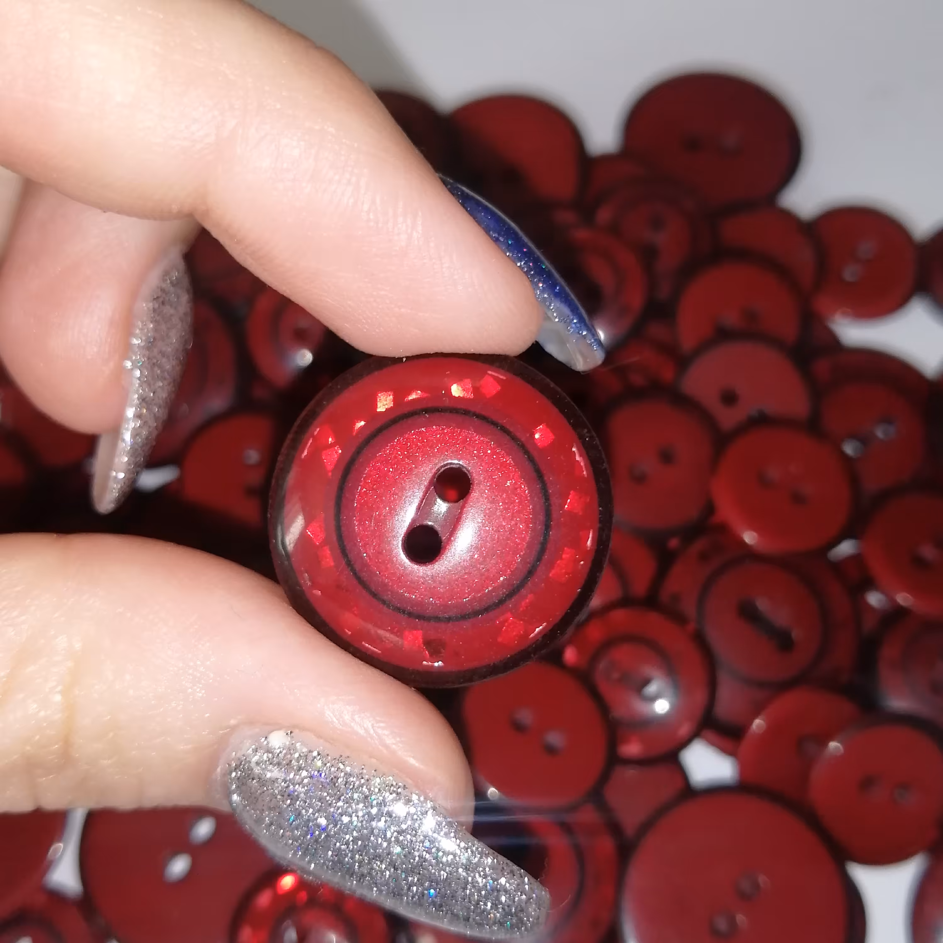  دکمه لباس زرشکی دایره اکلیلی شیشه ای در دو سایز ،بسته  تکی 