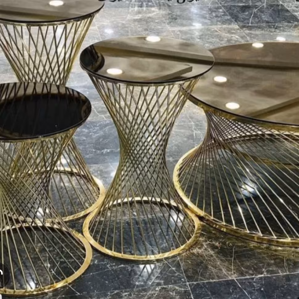 جلو مبلی و عسلی حصیری آبکاری فورتیک و ساده در رنگهای طلایی و نقره ای و صفحه روی میز طرح سنگ و آینه