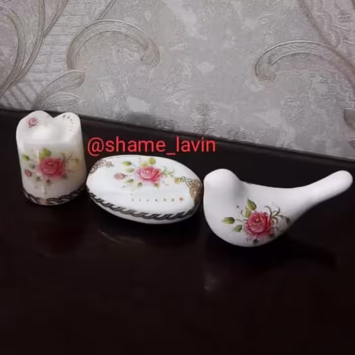 ست شمع و صابون و پرنده سفالی با طرح گل سرخی
طرح و رنگ ثابت 
وزن 350 گرم
مناسب تزئین جلو آینه روشویی 
 ست بسیار پرطرفدار