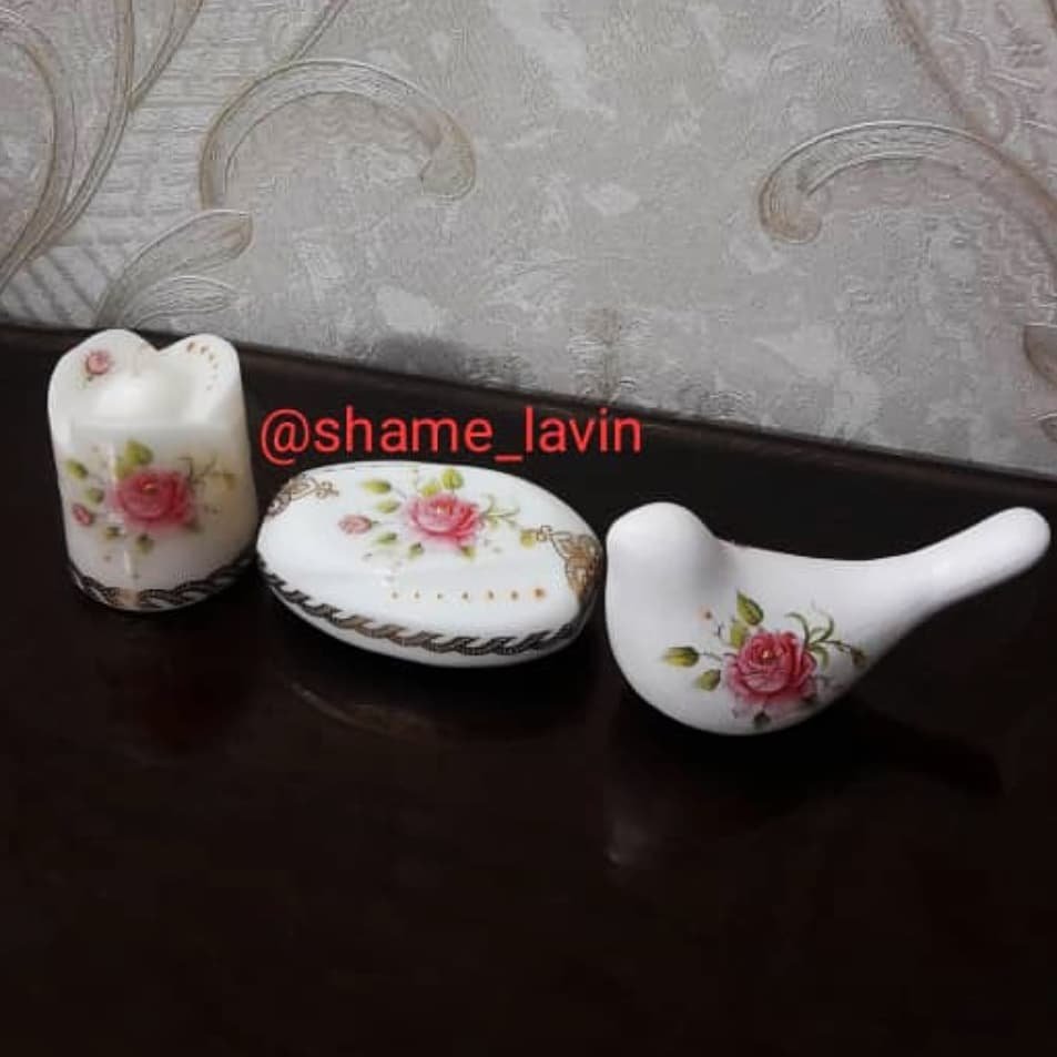 ست شمع و صابون و پرنده سفالی با طرح گل سرخی
طرح و رنگ ثابت 
وزن 350 گرم
مناسب تزئین جلو آینه روشویی 
 ست بسیار پرطرفدار