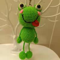عروسک بافتنی دستبافت قورباغه 14 سانتی متری همراه با هدیه