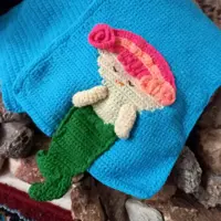 شال گردن کودکانه بافتنی با طرح پری دریایی دورو