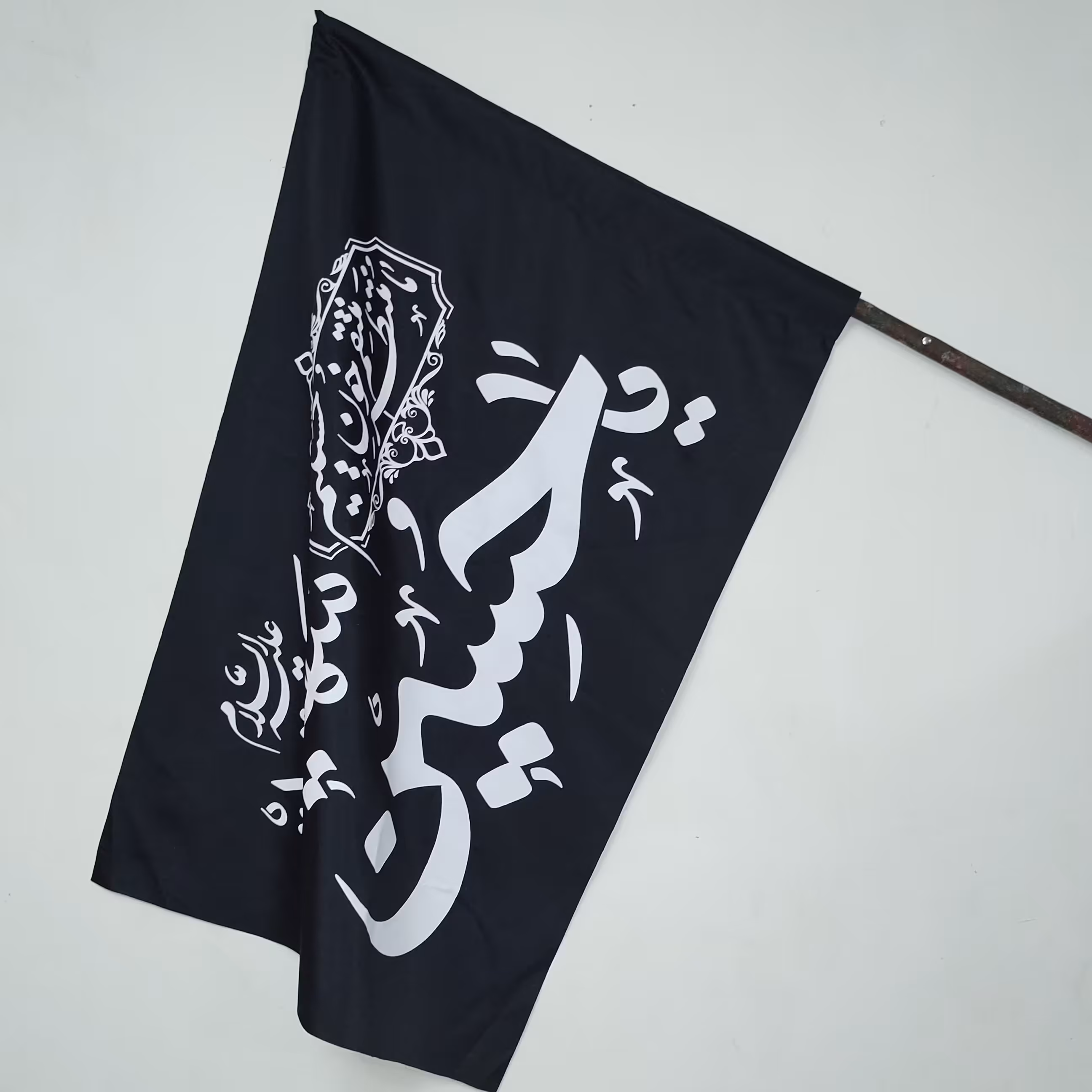پرچم یاحسین خیلی بزرگ سایز 100در 70سانتیمتر رنگ مشکی جنس ساتن