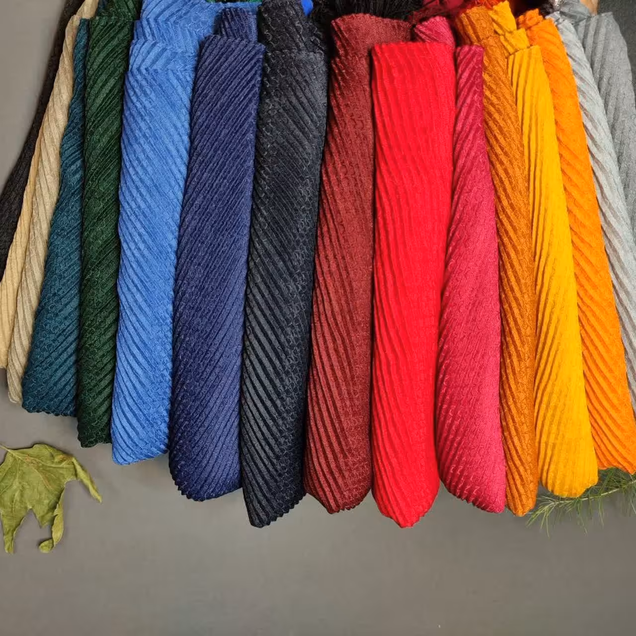 شال نخ پاییزه پلیسه پوست ماری  پوم پوم دار