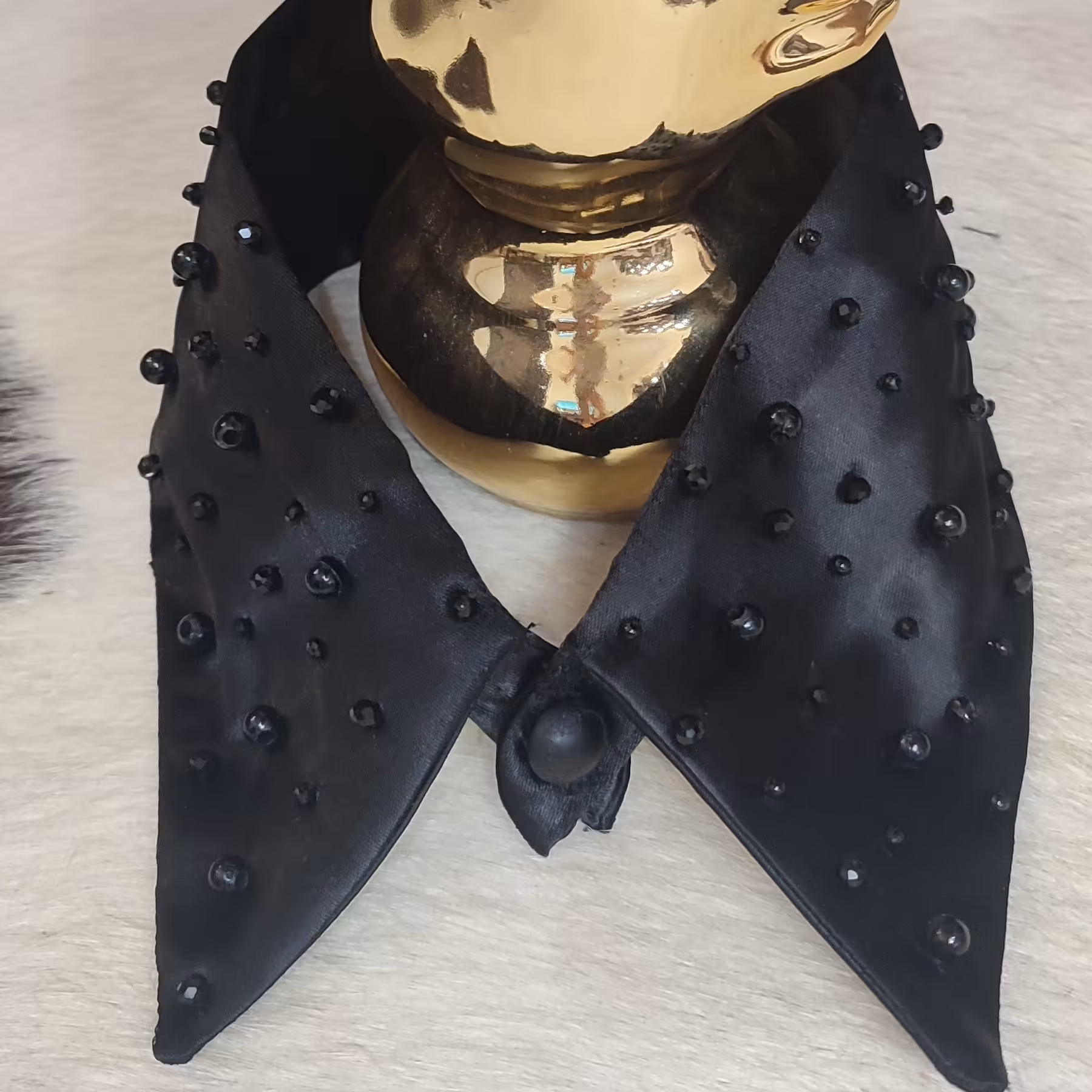 یقه آماده مشکی ، جنس ساتن، متریال کریستال و مهره