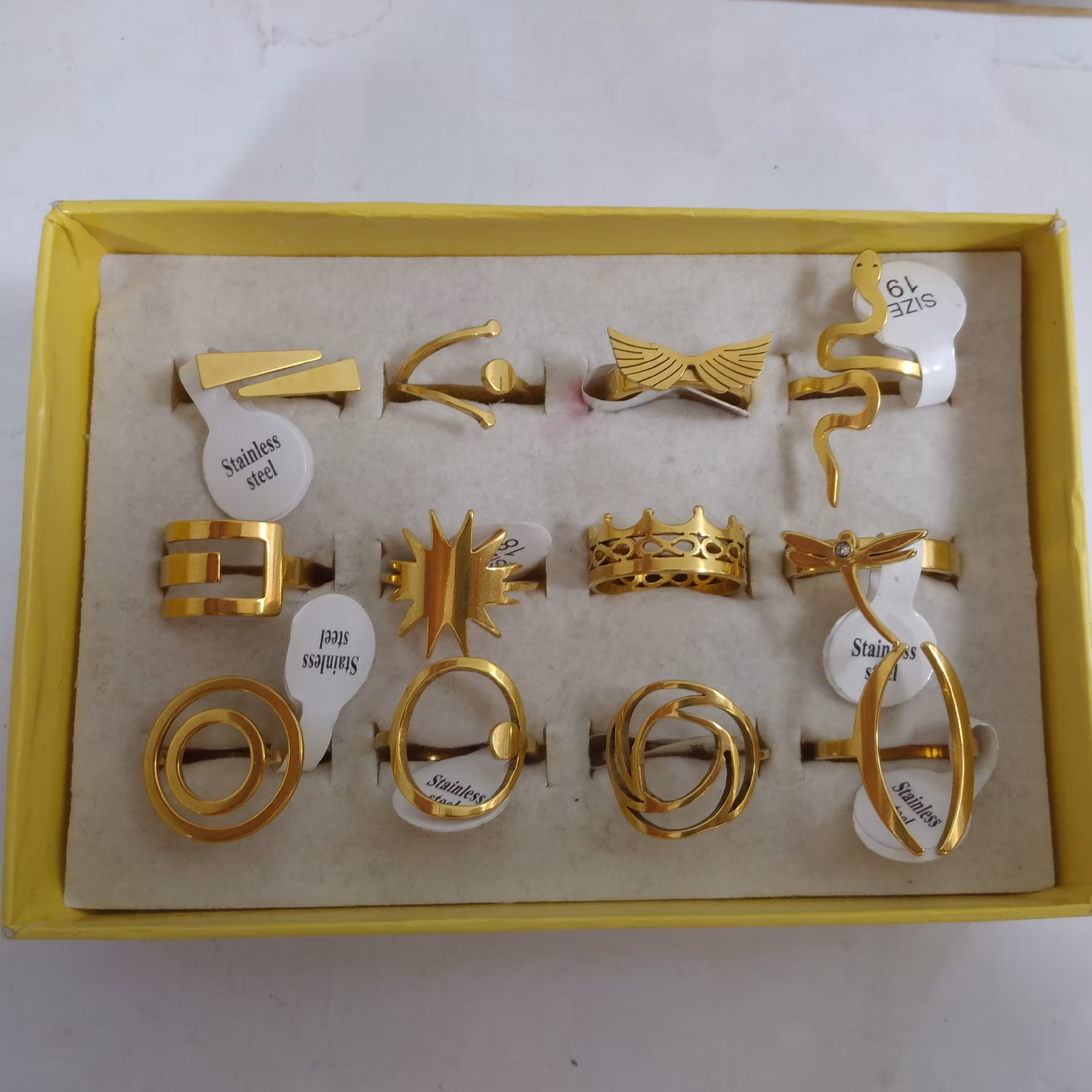 انگشتر طلایی رنگ ثابت