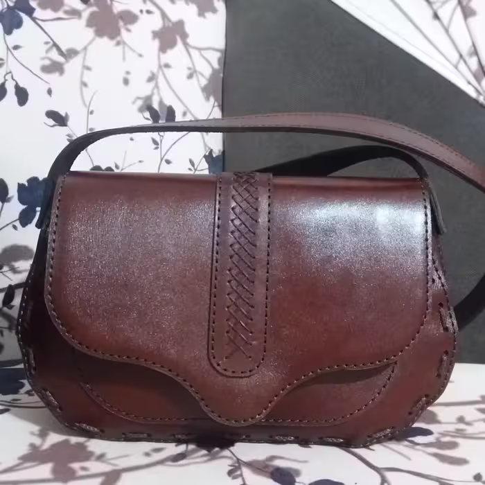 کیف دوشی چرم طبیعی گاوی دست دوز