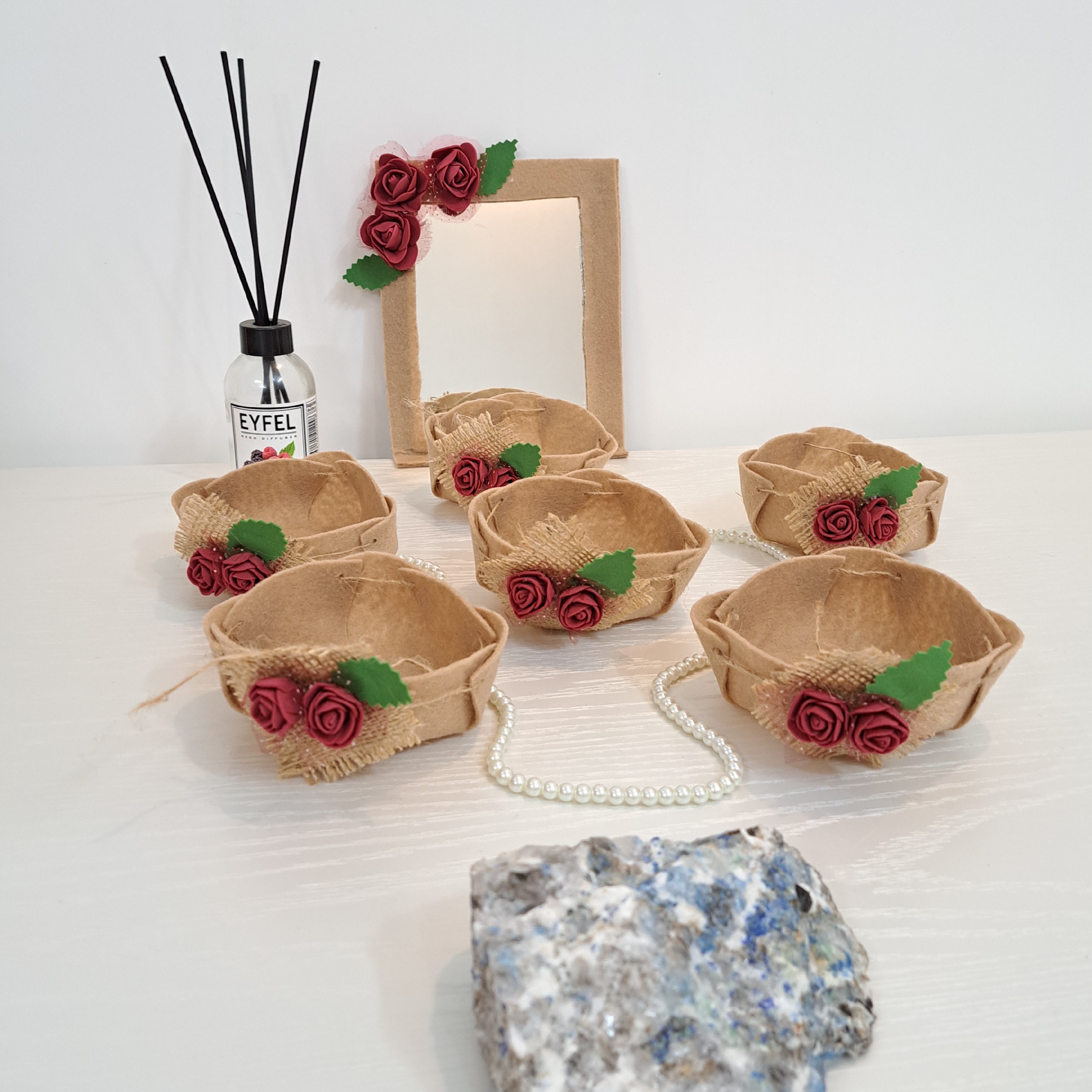 هفت سین نمدی همراه با آینه در رنگهای متنوع