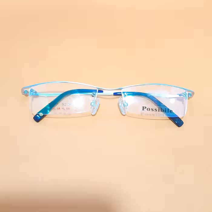 عینک طبی اسپرت مدل نیمه قاب عدسی پیچ خور قابلیت ساخت عدسی طبی دارد بسیار ظریف و
