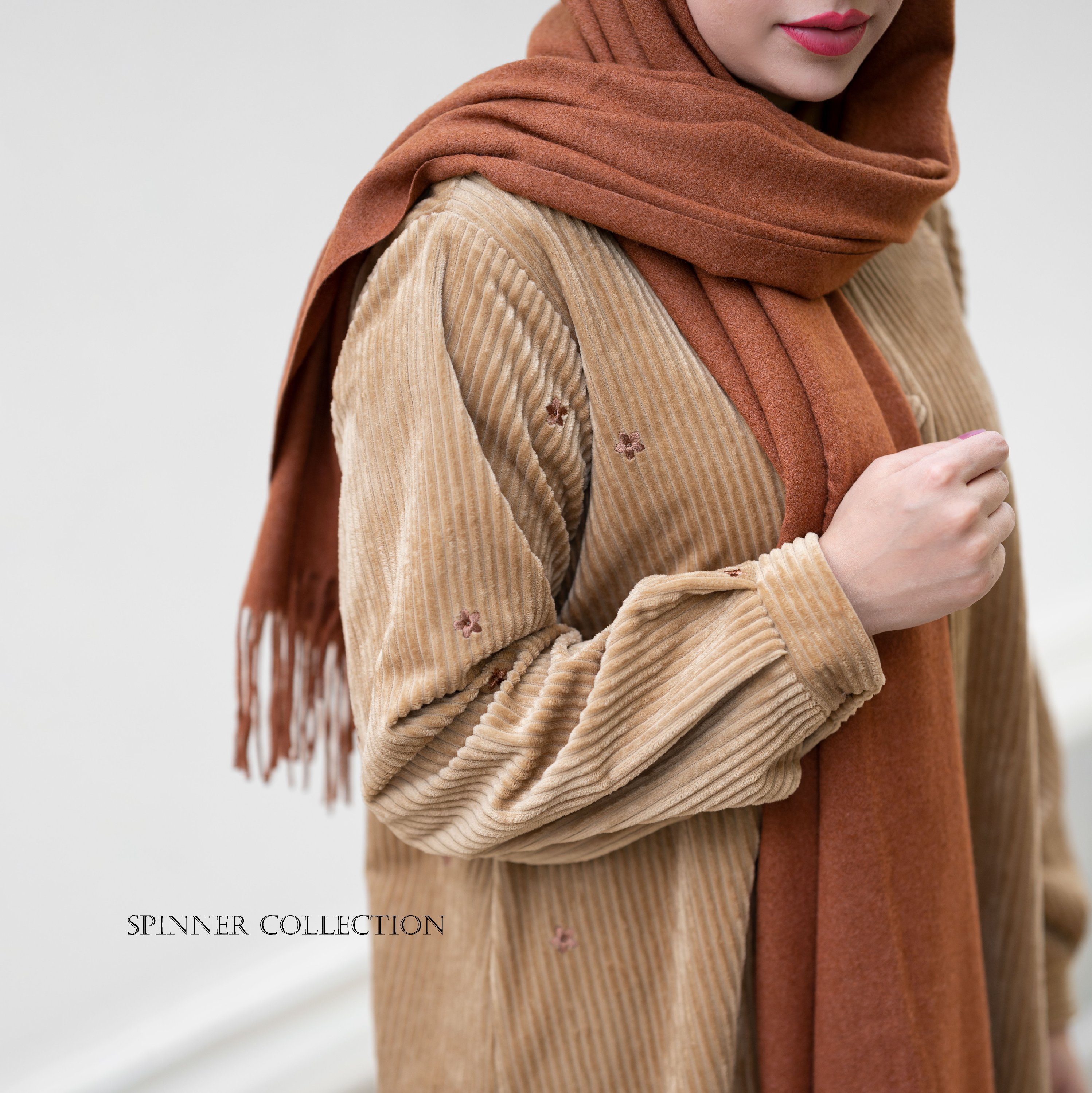 مانتو مجلسی زنانه مخمل کبریتی حوله ای گلدوزی کرم