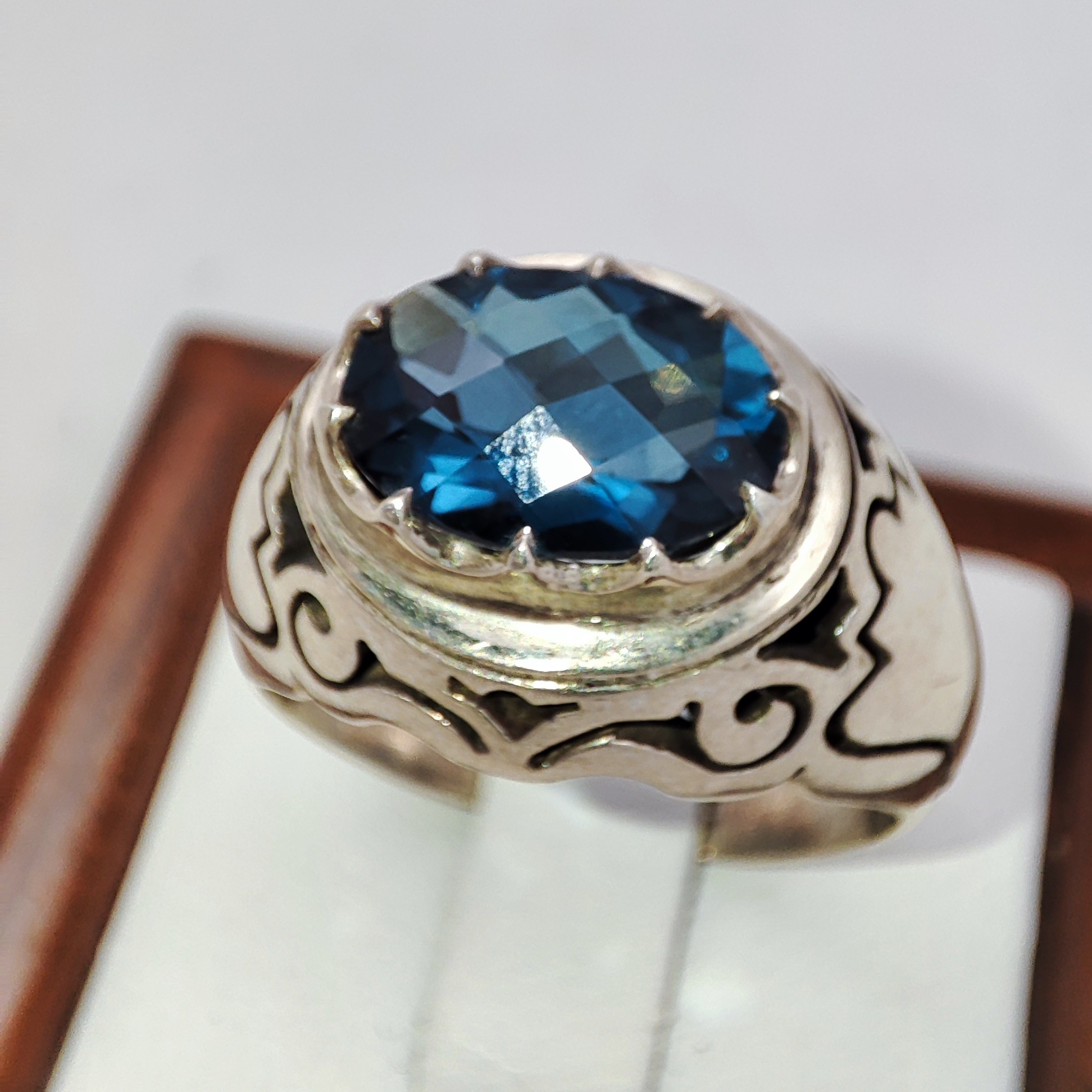 انگشتر نقره با رکاب مشبک و نگین توپاز آبی تراش دار