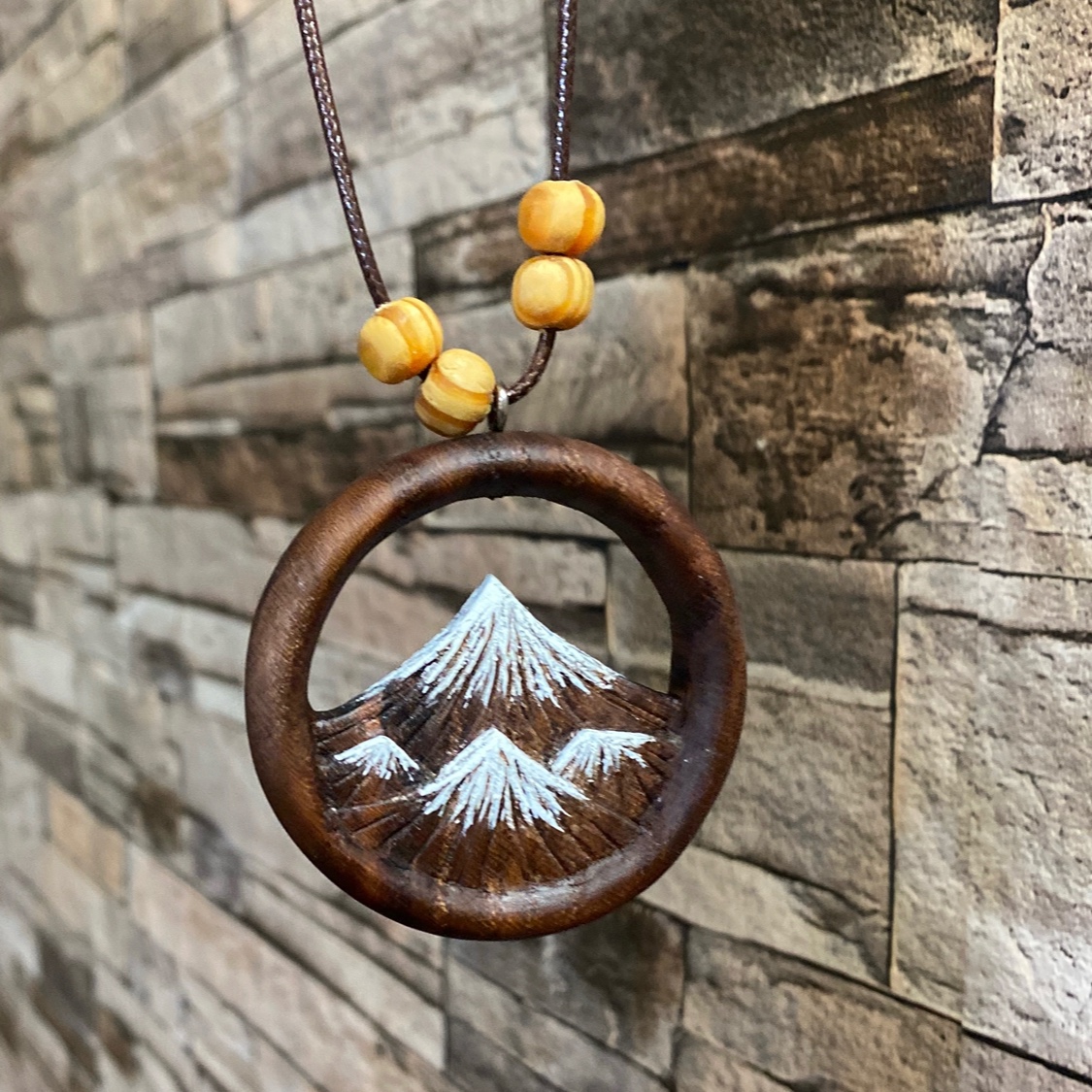 آویز چوبی طرح کوه برفی