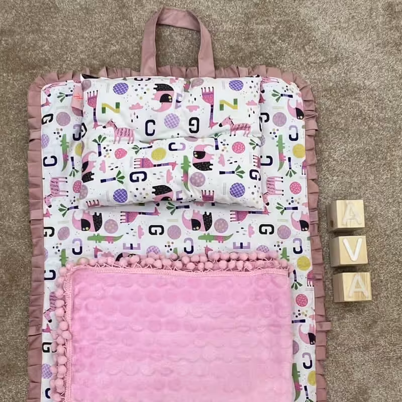 ست نوزادی رنگ صورتی و طوسی سایز نوزاد مجموعه شامل یک عدد بالش ویک عدد زیر انداز  با رویه ضد اب ویک عدد پتو دو رو