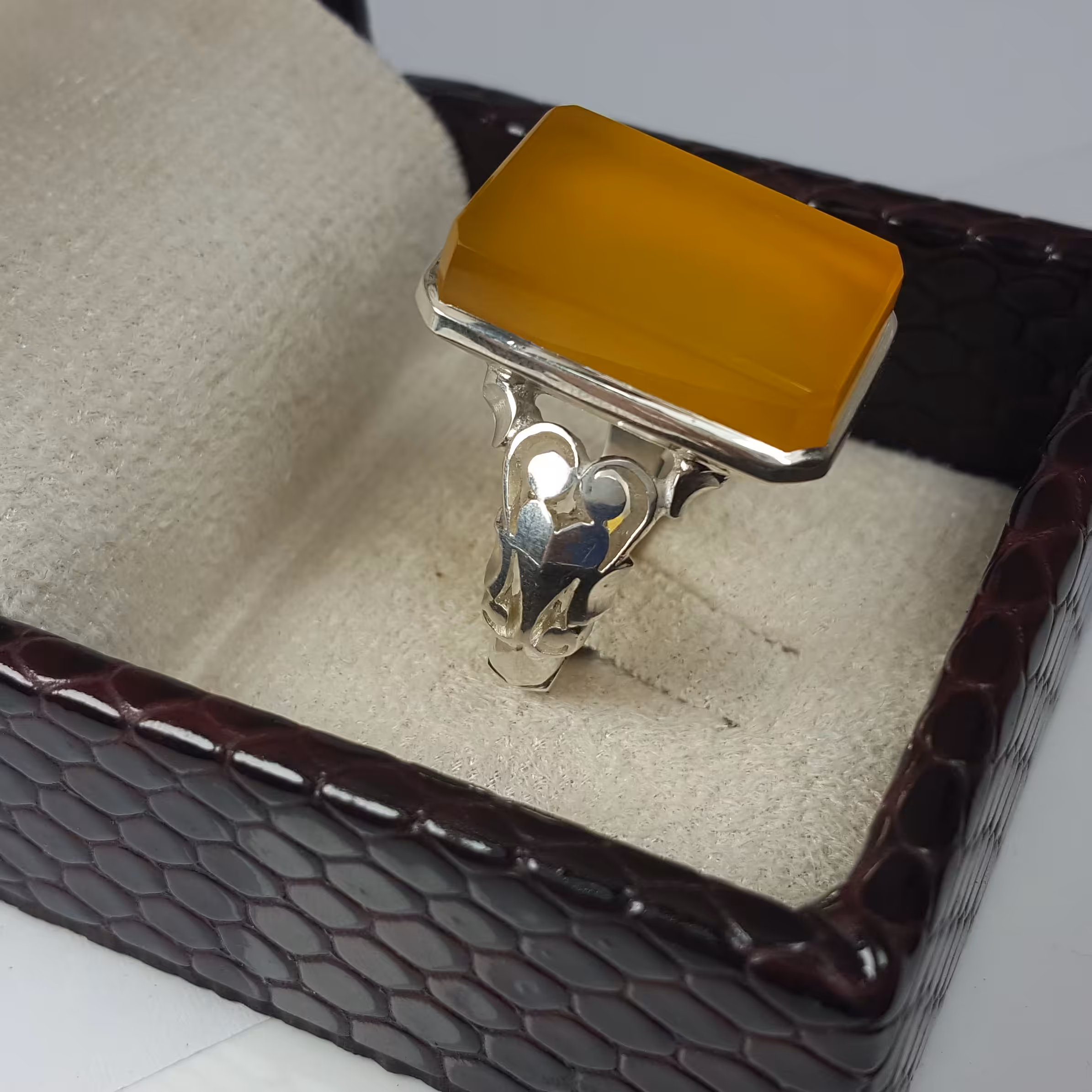 نگین عقیق زرد 


رکاب دست ساز مدل صفوی حقوردی 


ذکر های روی نگین 
و من یتق الله
ناد علی 
ذکر 14 معصوم 
لا اله الا اللها