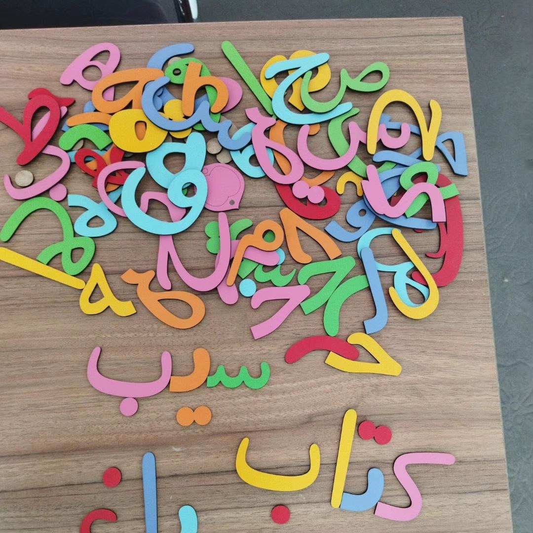 حروف الفبای چوبی 8سانتی شامل پک 80تیکه مگنتی با رنگ بندی شاد