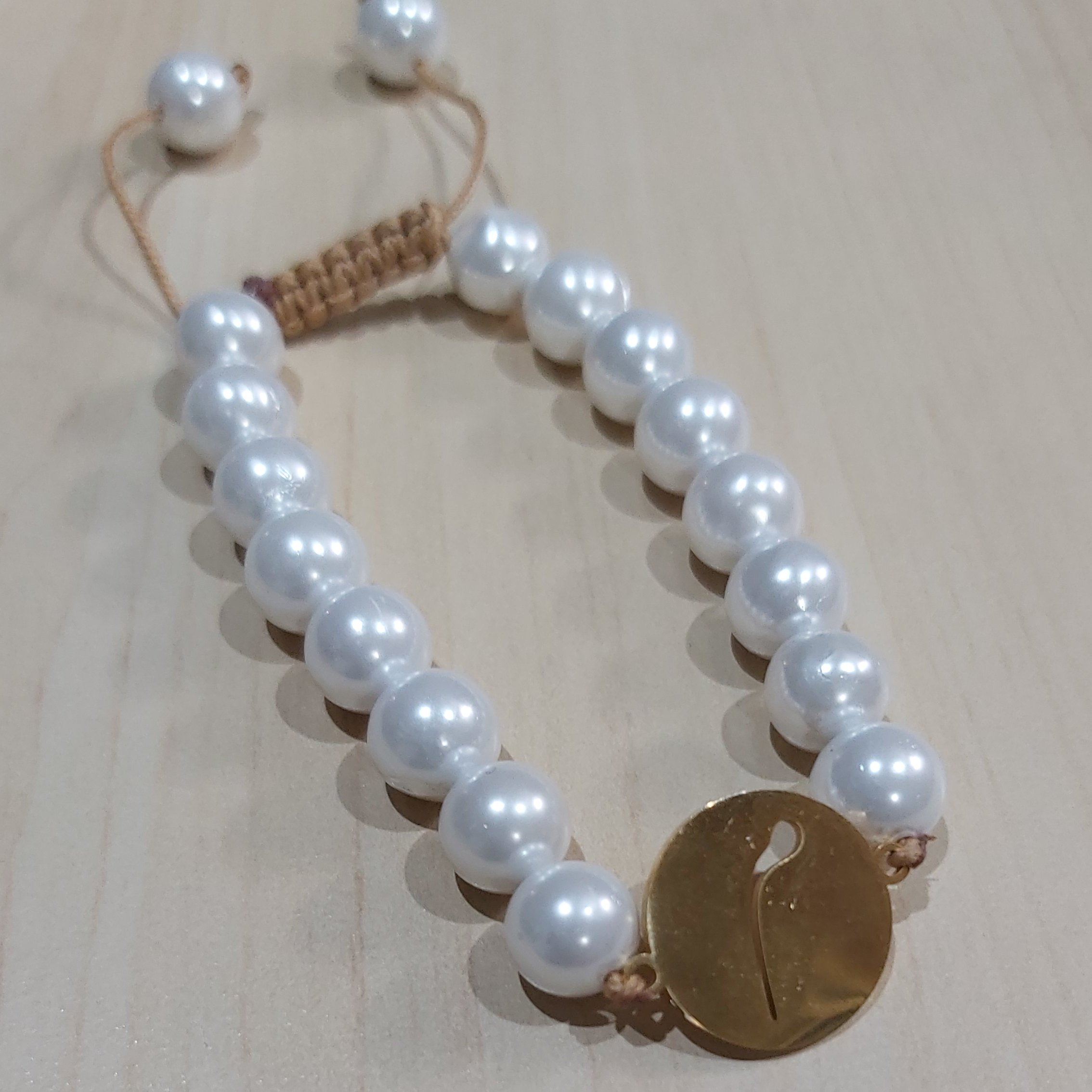 دستبند مروارید و حرف م