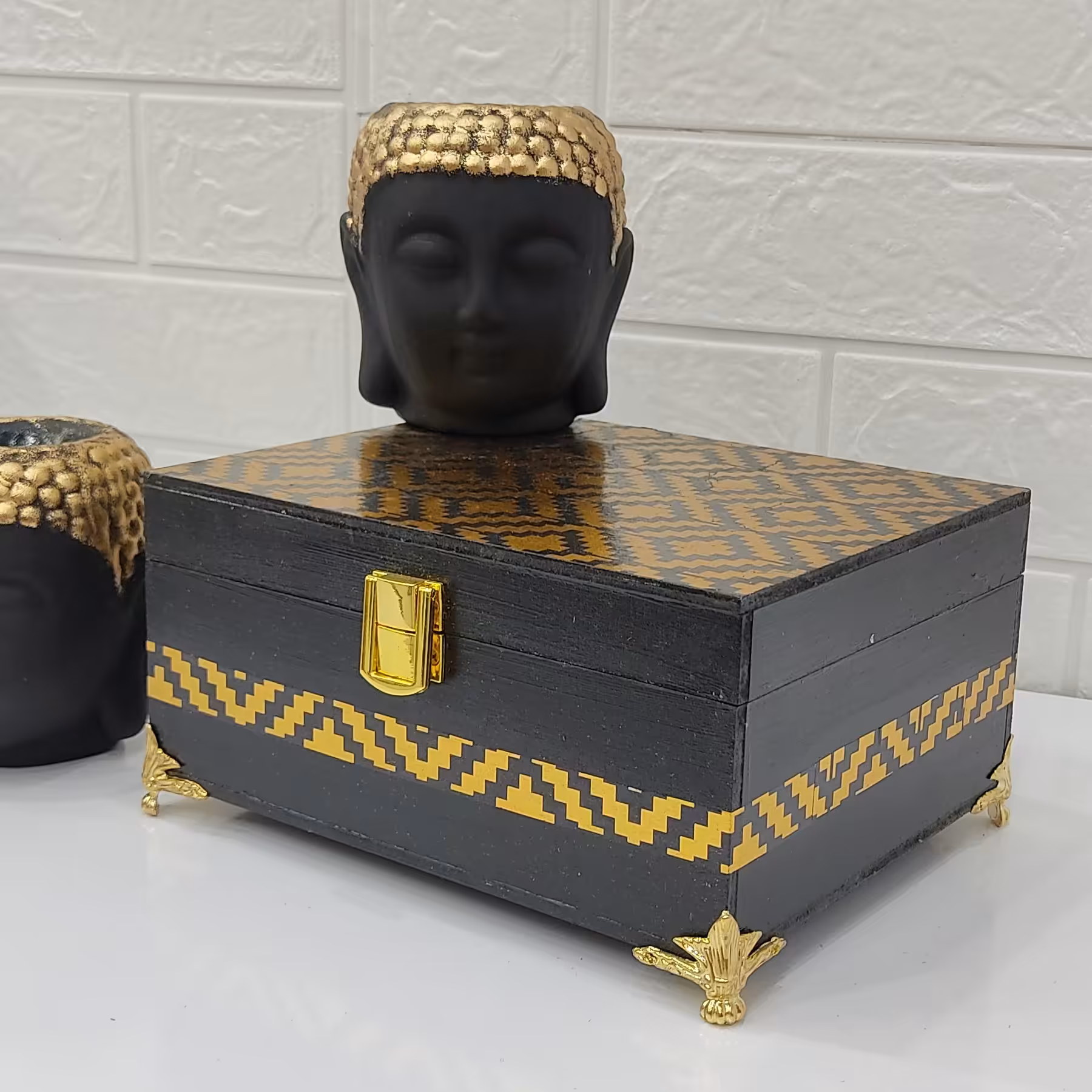 صندوقچه چوبی‌ مشکی طلایی ( کار دست)