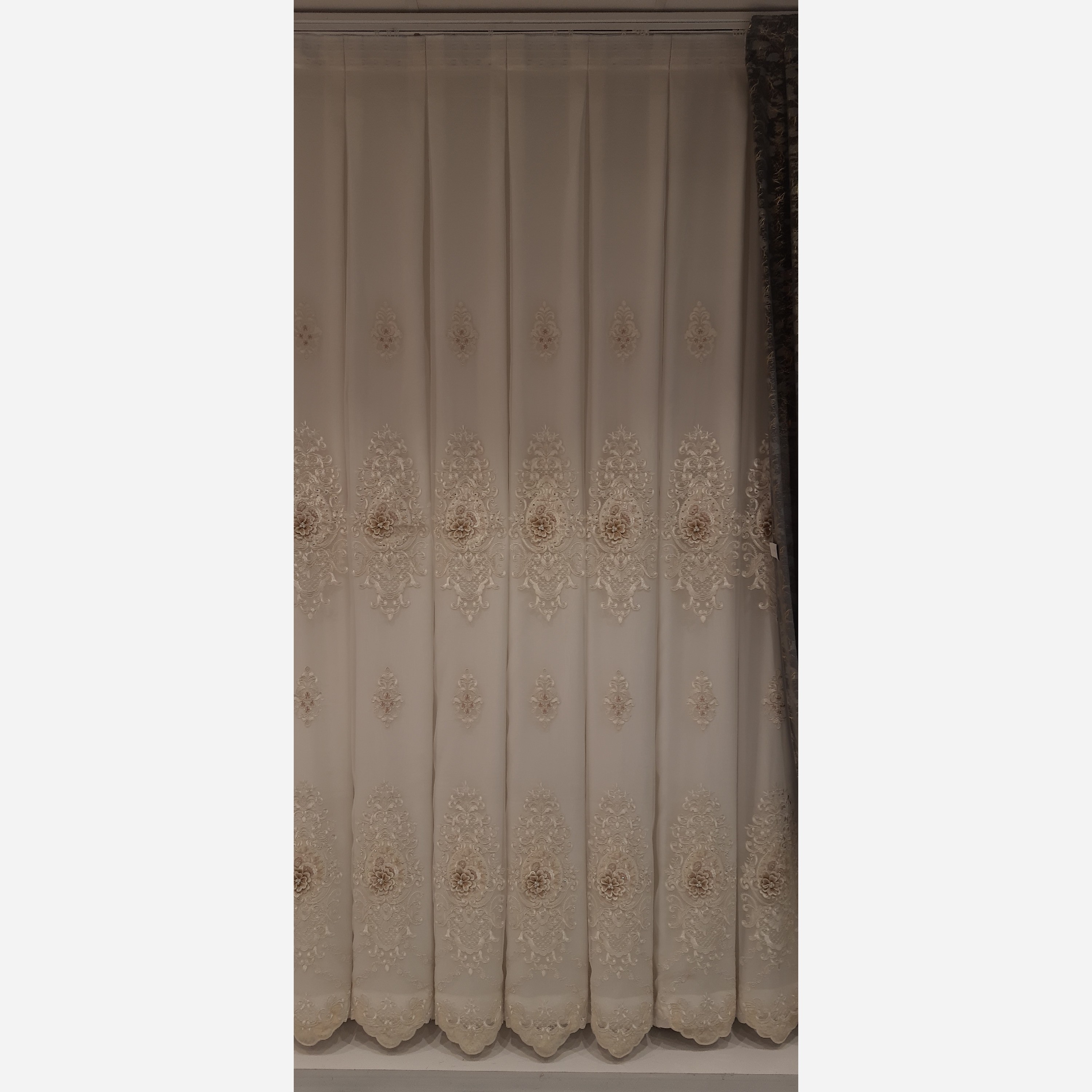 تور گل برجسته همراه با آستر پلیسه شده پشت مناسب عرض 160 سانت 