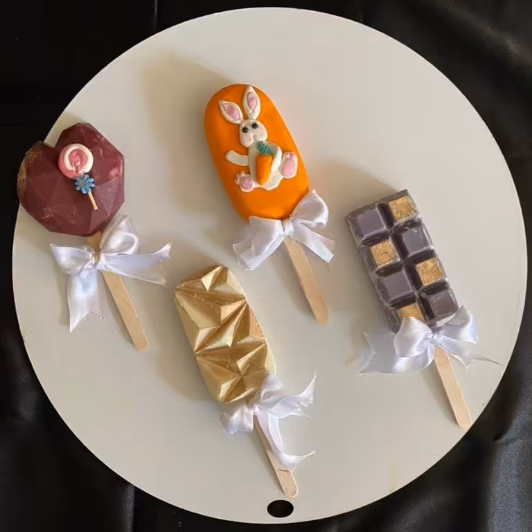 پاپسیکل های سه عددی شکلاتی مغزدار در طعم های تافی، شاتوت، پرتغالی، بلوبری. پرداخت هزینه ارسال در مقصد