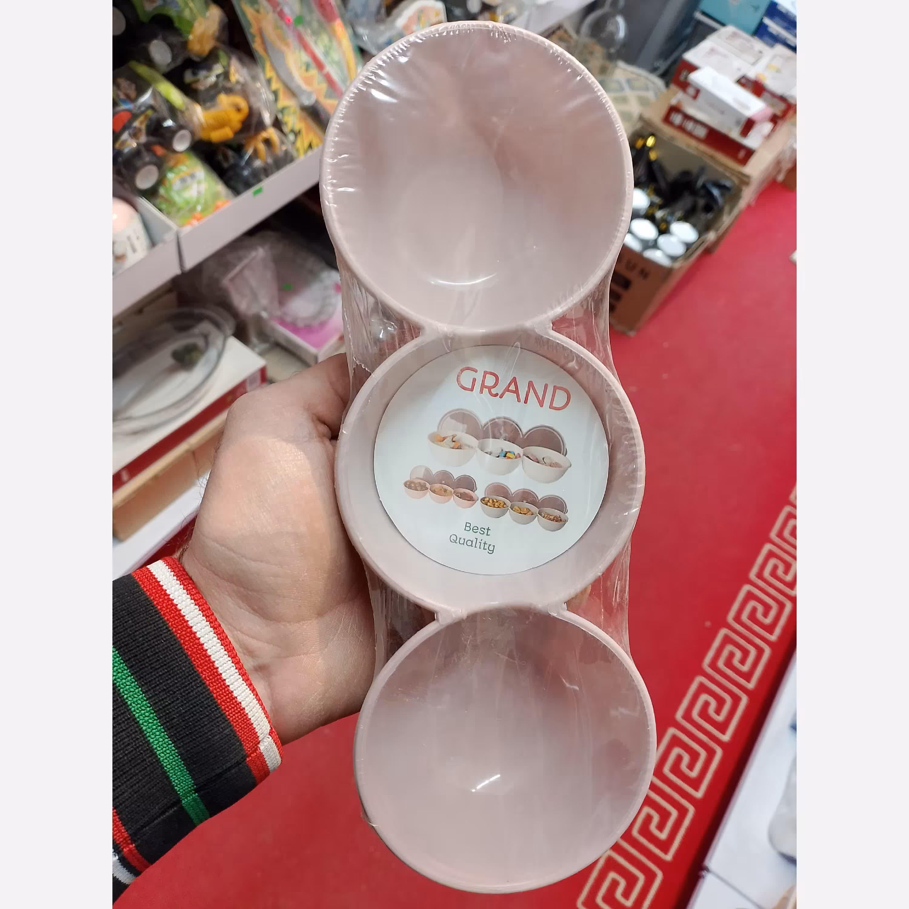 پیاله 3عددی چند منظوره موجود در سه رنگ مختلف در خانه مدرن 