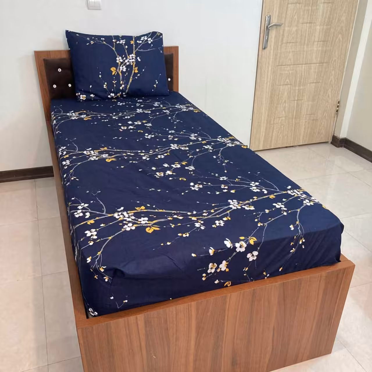 سرویس روتختی مدل کشدار طرح زنبق 1.5 نفره 2 تکه عرض 120
