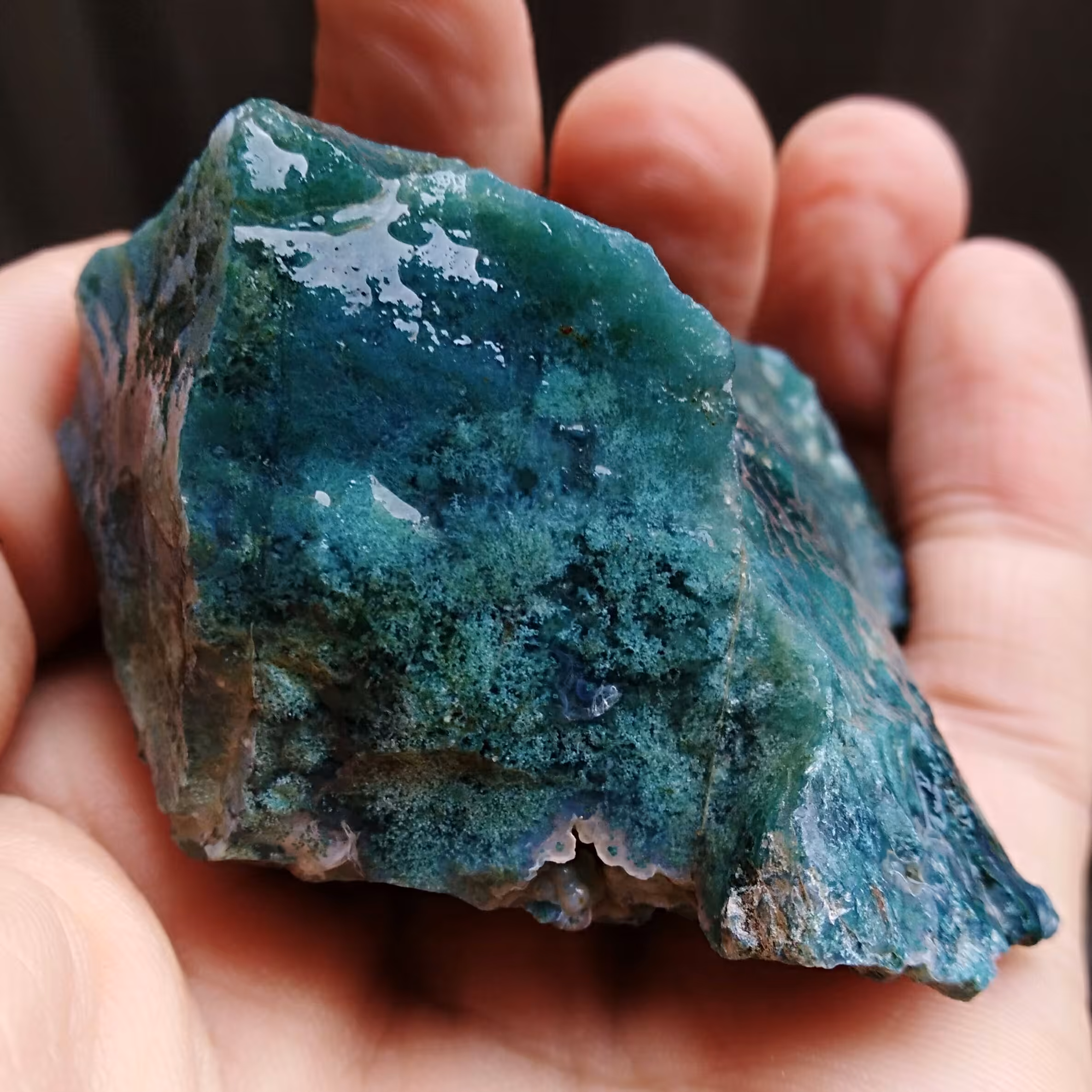 سنگ خام عقیق سبز خزه ای بی نظیر شاهکار خلقت کاملا طبیعی جهت کلکسیون و ساخت نگین