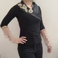بلوز زنانه مشکی  سه گل لبه یقه مدل چپ و راستی
