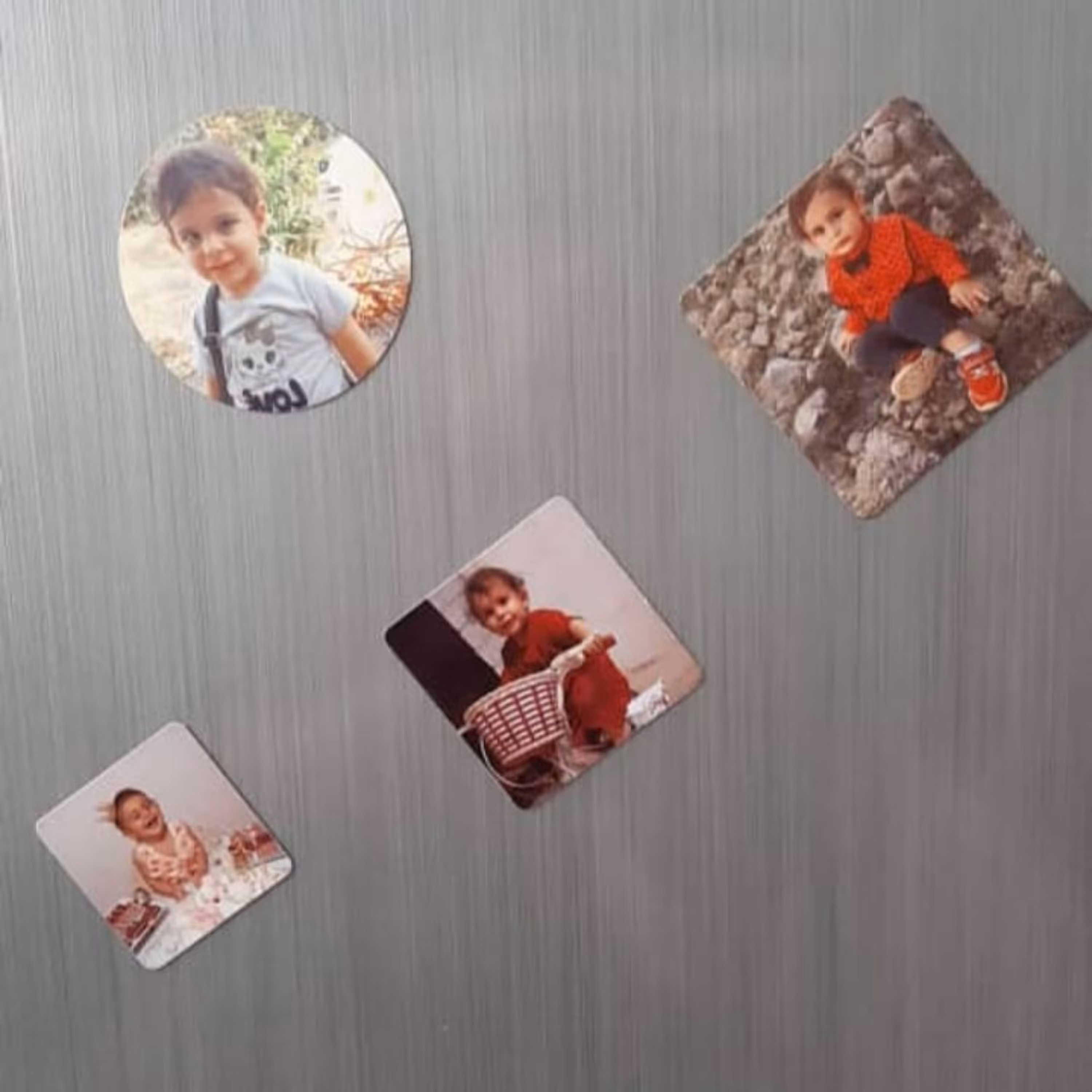 چاپ عکس دلخواه و سفارشی شما روی مگنت ها برای چسبیدن روی مکان های آهنربایی یخچال