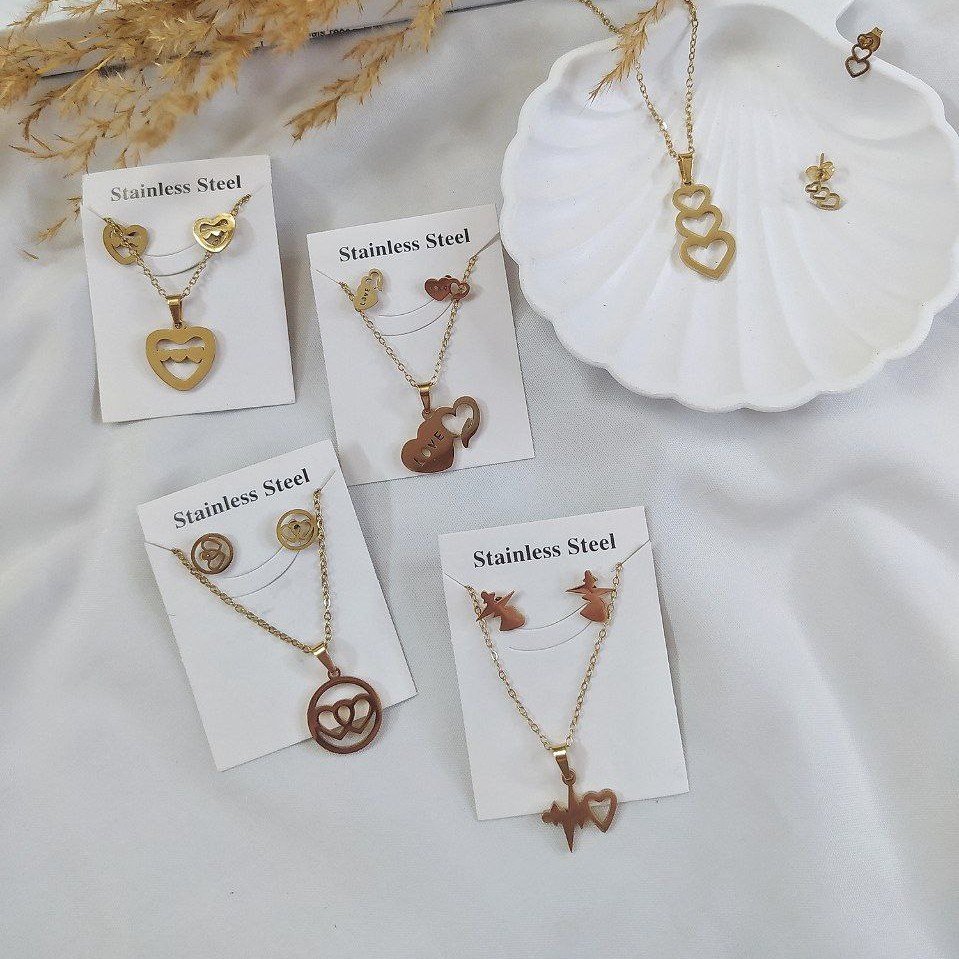 نیم ست استیل رنگ ثابت طرح دوقلب گرد زنجیردار طرح مدنظر را مشخص کرده و اطلاع دهید (حتما قبل از ثبت سفارش موجودی بگیرید)