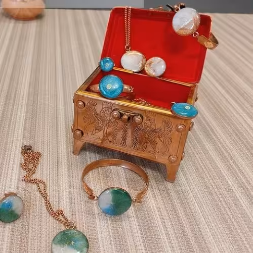 جا جواهری مسی شیک و درجه یک نانو شده داخل مخمل قرمز و مشکی در دو طرح گل و هخامنش