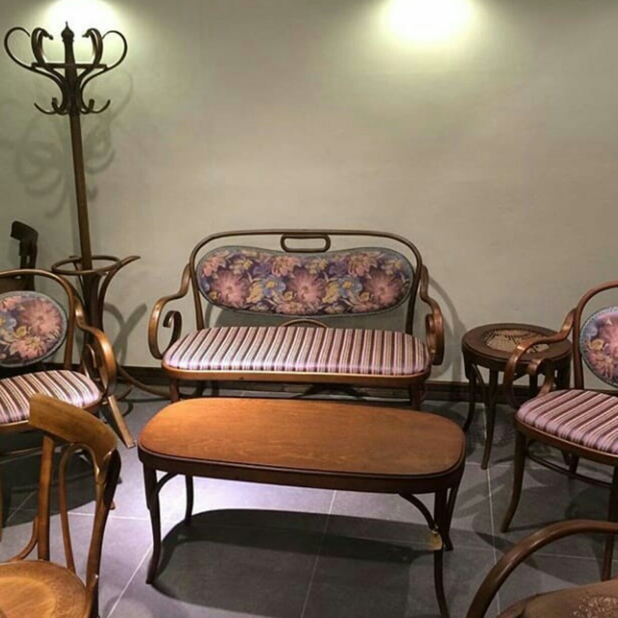 مبل لهستانی اصیل چوب تبریز