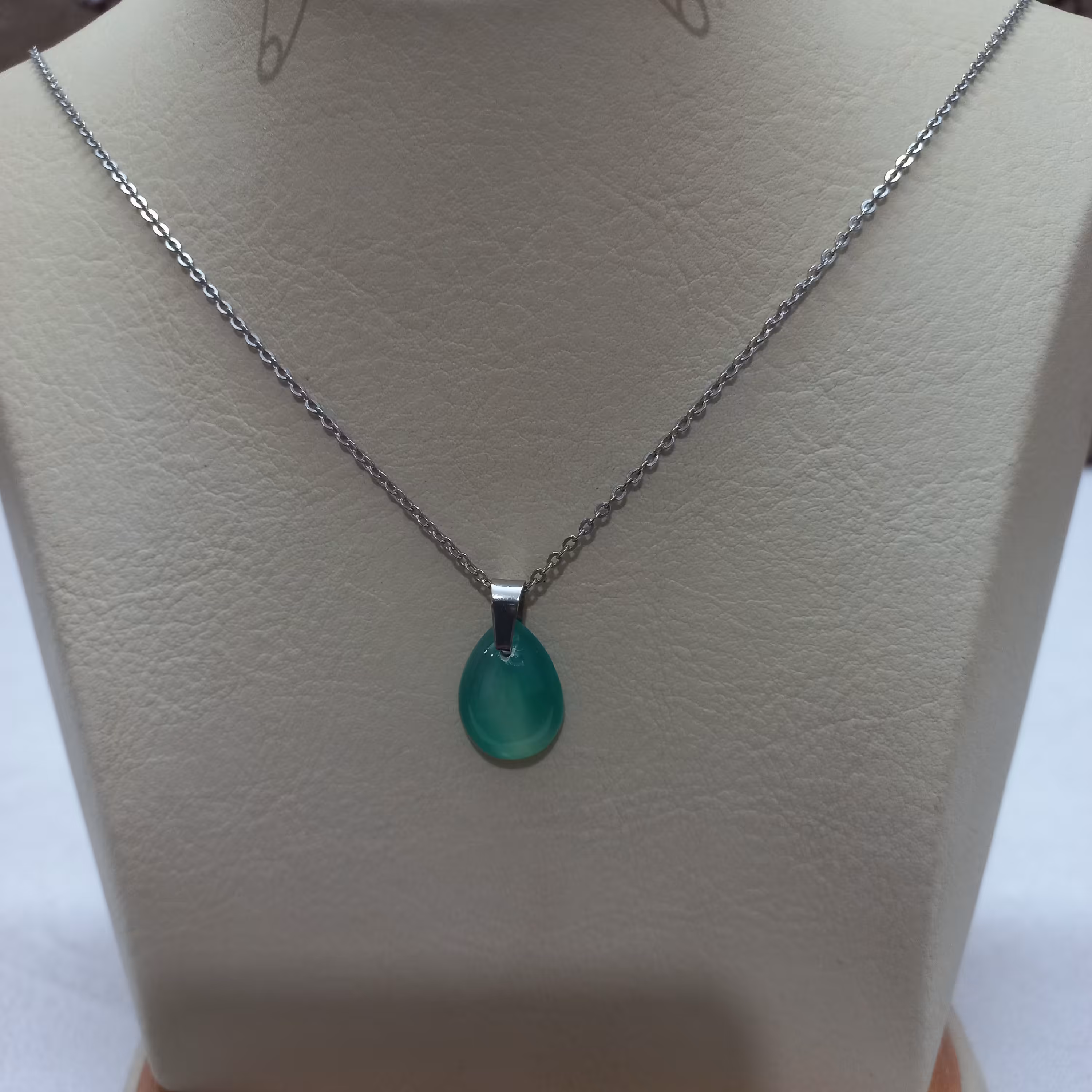آویز گردنی سنگ عقیق سبز معدنی اصل خراسان همراه با زنجیر استیل رنگ ثابت نقره ای  زیبا و ظریف 
