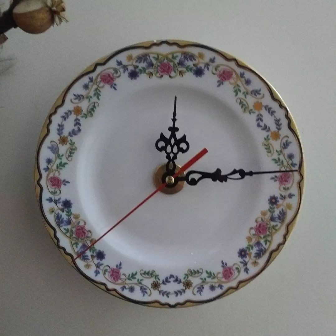 ساعت دیواری مدل انتیک با طلاکاری های ظریف 