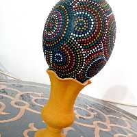 تخم شتر مرغ تزئینی. نقطه کوبی شده. صنایع دستی. تخم شتر مرغ نقطه کوبی شده 