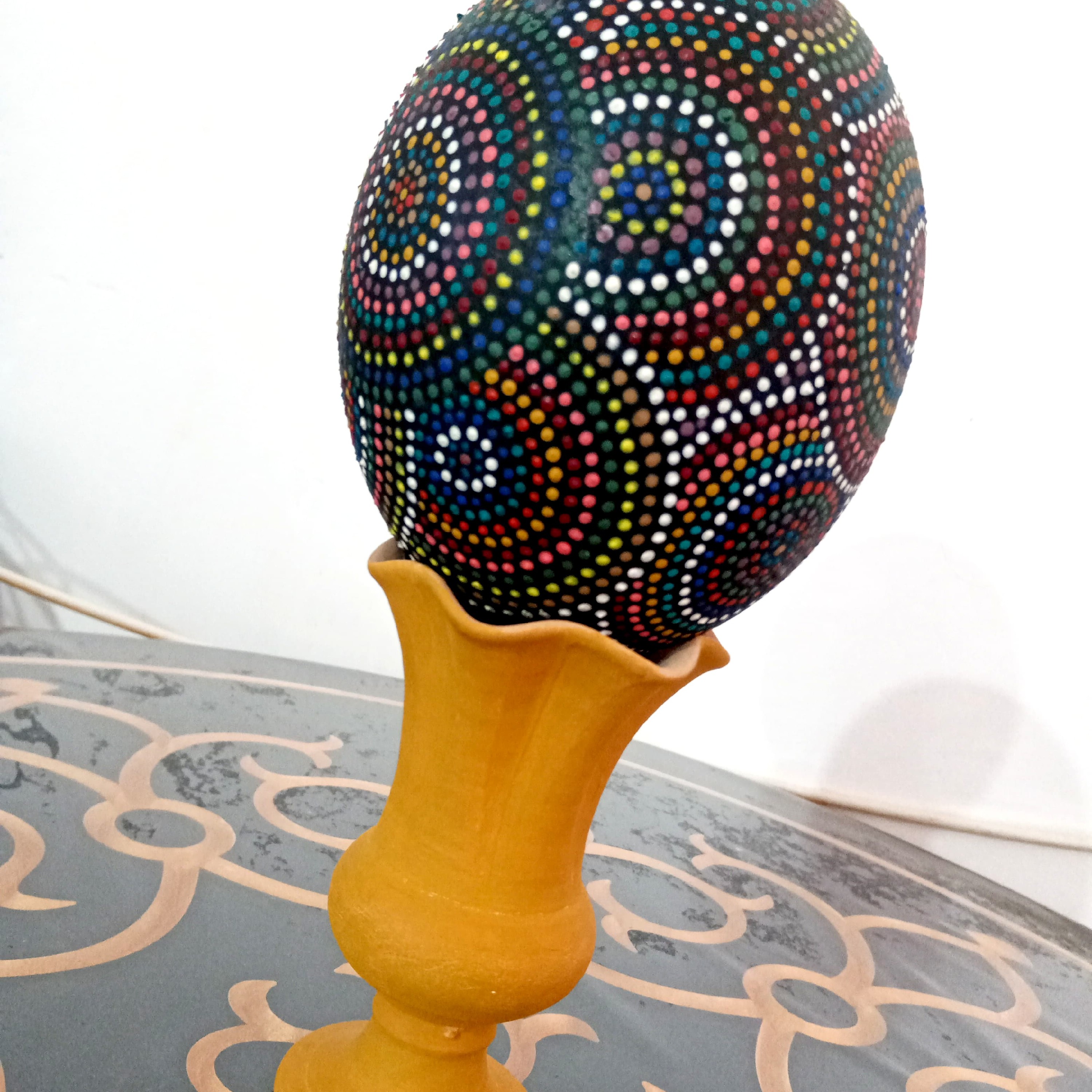 تخم شتر مرغ تزئینی. نقطه کوبی شده. صنایع دستی. تخم شتر مرغ نقطه کوبی شده 