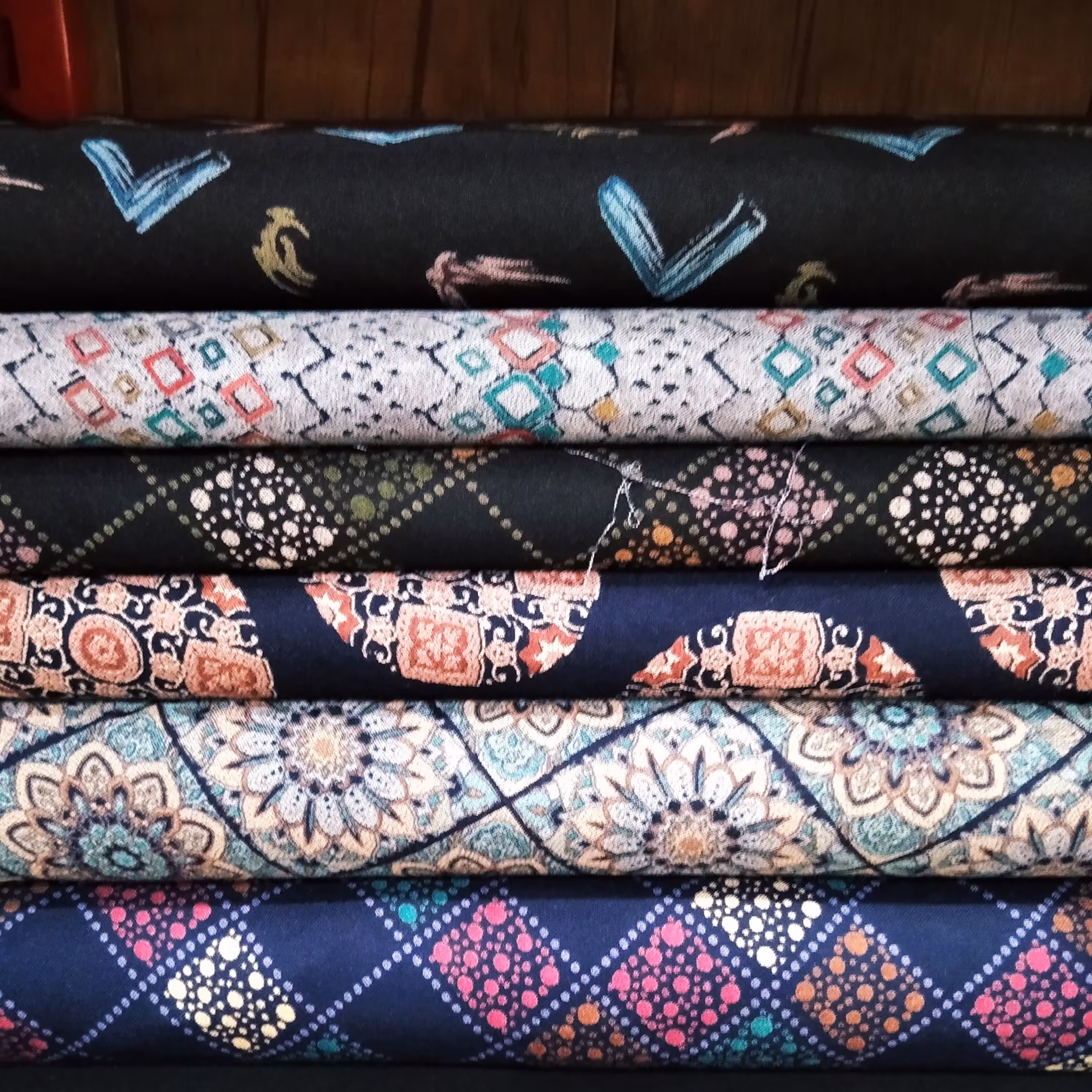 شانتون نخ طرحدار مادرانه😍🌹بدون آبرفت وچروکی،گرم بالا و باکیفیت ،عرض کار150