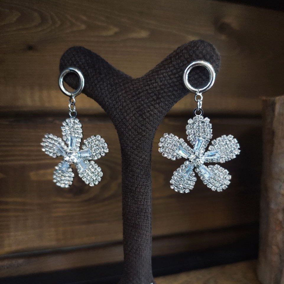 گوشواره جواهر نشان میخ نقره مدل گل