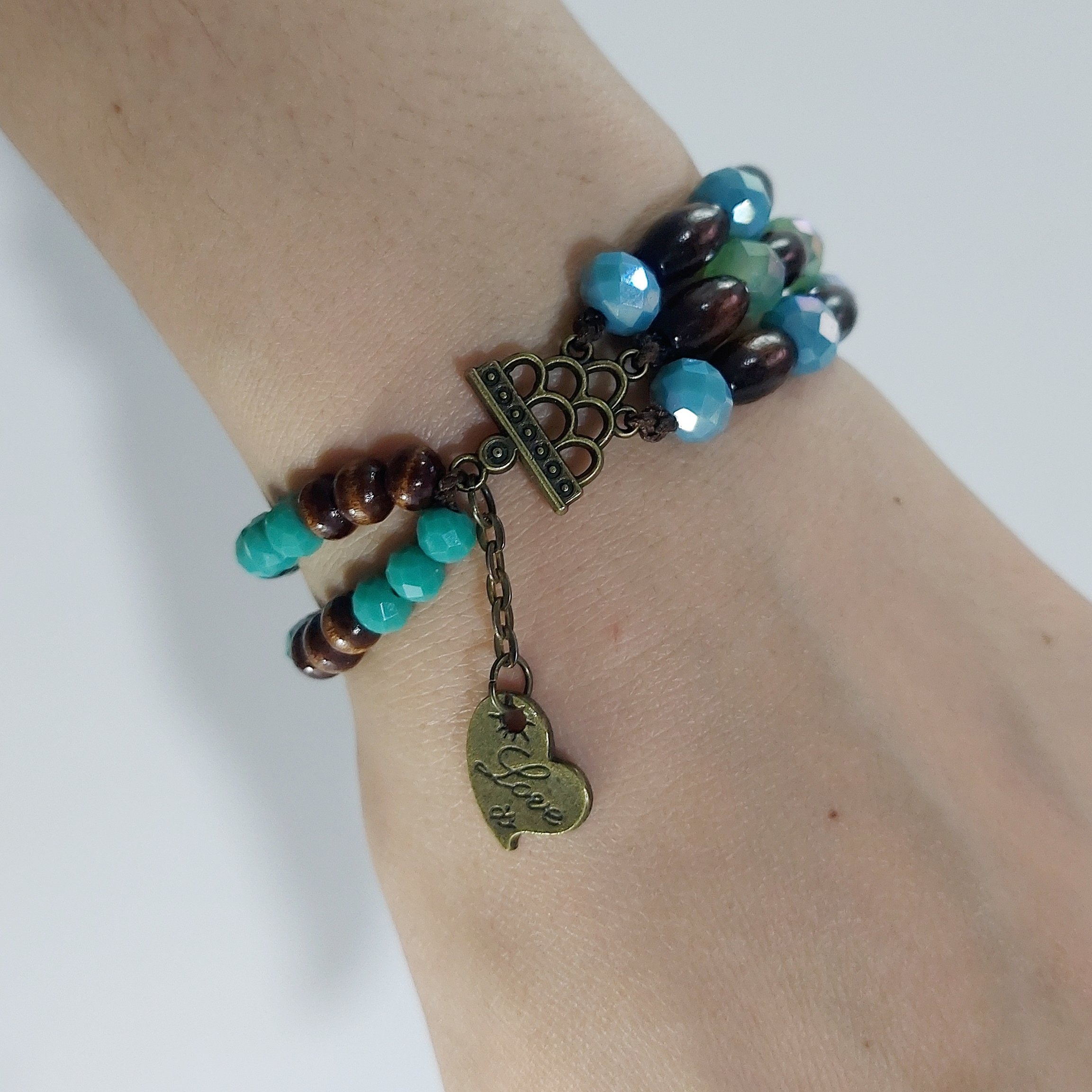 دستبند چوبی کریستالی با آویز قلب لاو ایز کد H012