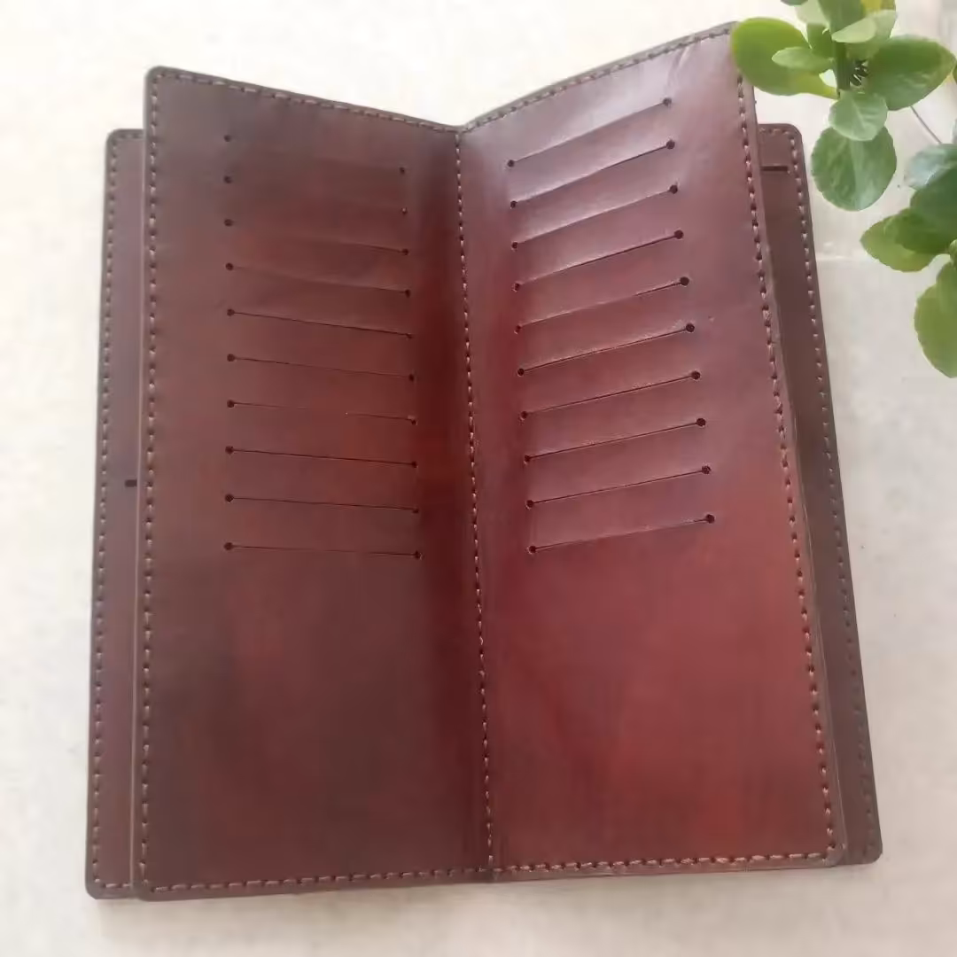 کیف دستی دارای جا عکسی 20عدد جا کارتیو  جا دسته چک چرمی گاوی طبیعی درجه یک دست دوز با نخ موم زده در رنگ های متنوع 