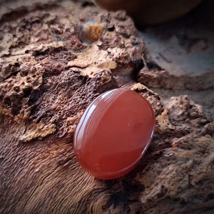 نگین عقیق یمن اصیل و طبیعی همراه با حکاکی کل قرآن پشت نگین کد 1332