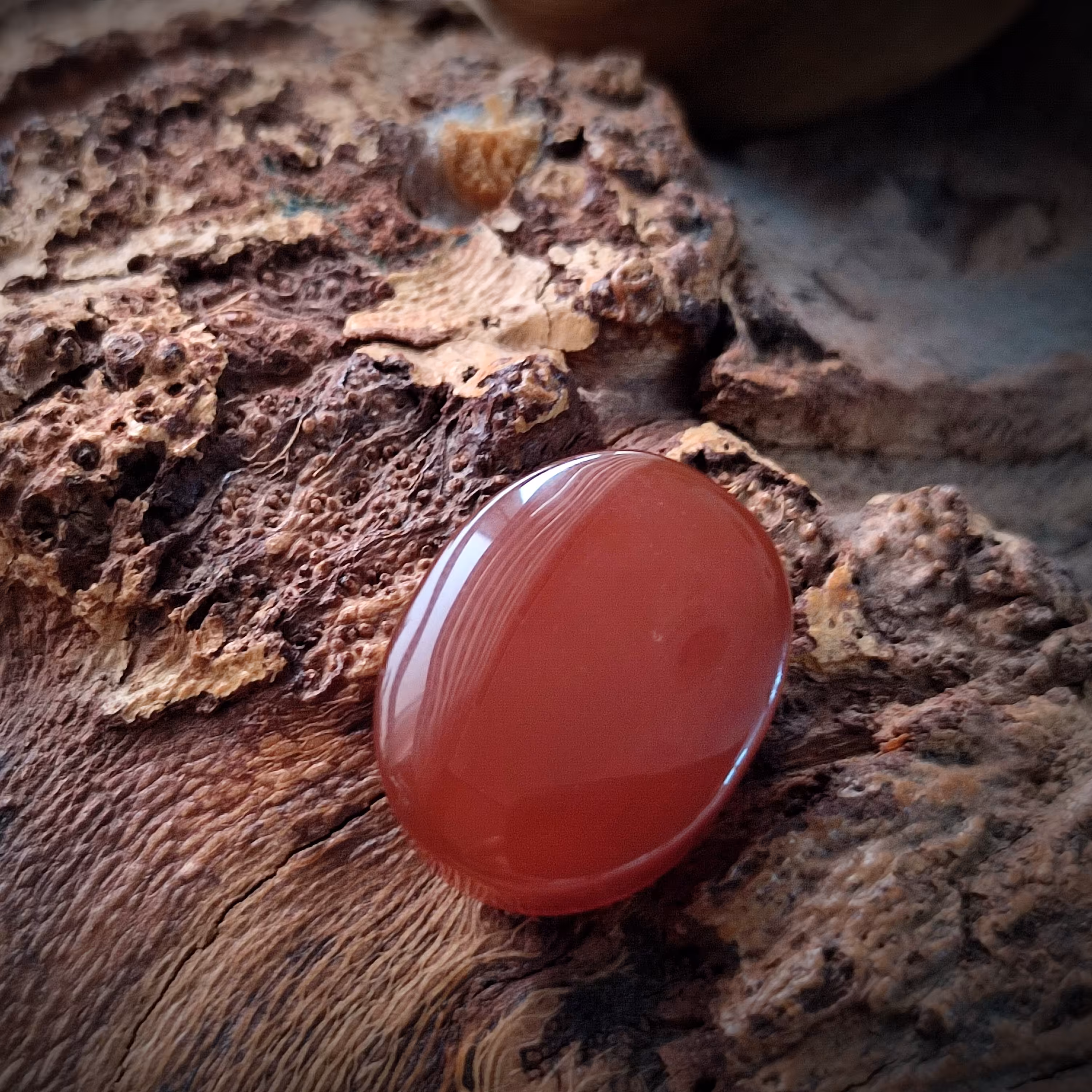 نگین عقیق یمن اصیل و طبیعی همراه با حکاکی کل قرآن پشت نگین کد 1332