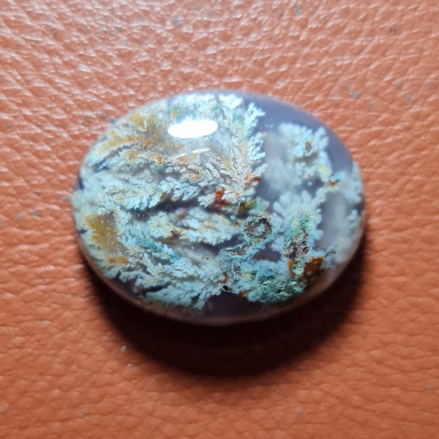 نگین عقیق شجر هفت رنگ. مشخصات. طول 2.8 سانتی متر. عرض 2.3 سانتی متر. ارتفاع 0.9  سانتی متر.