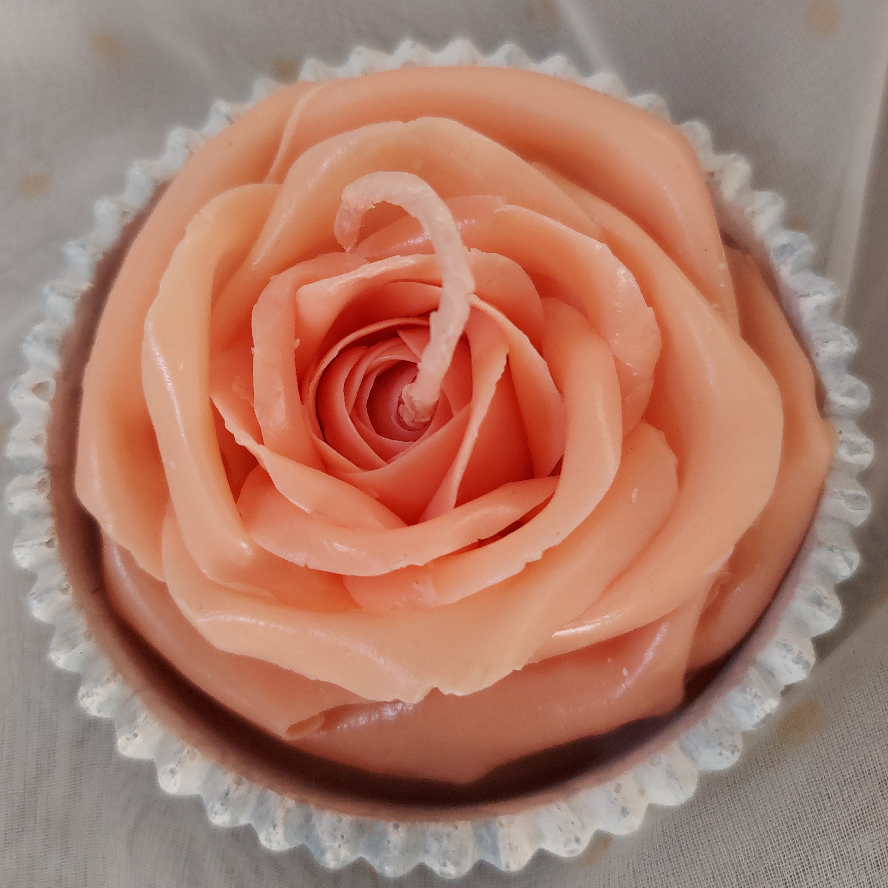 شمع دست ساز  گل رز رنگ گل بهی تم پاییزه قطر 7نیم سانتی متر و ظرف بتنی