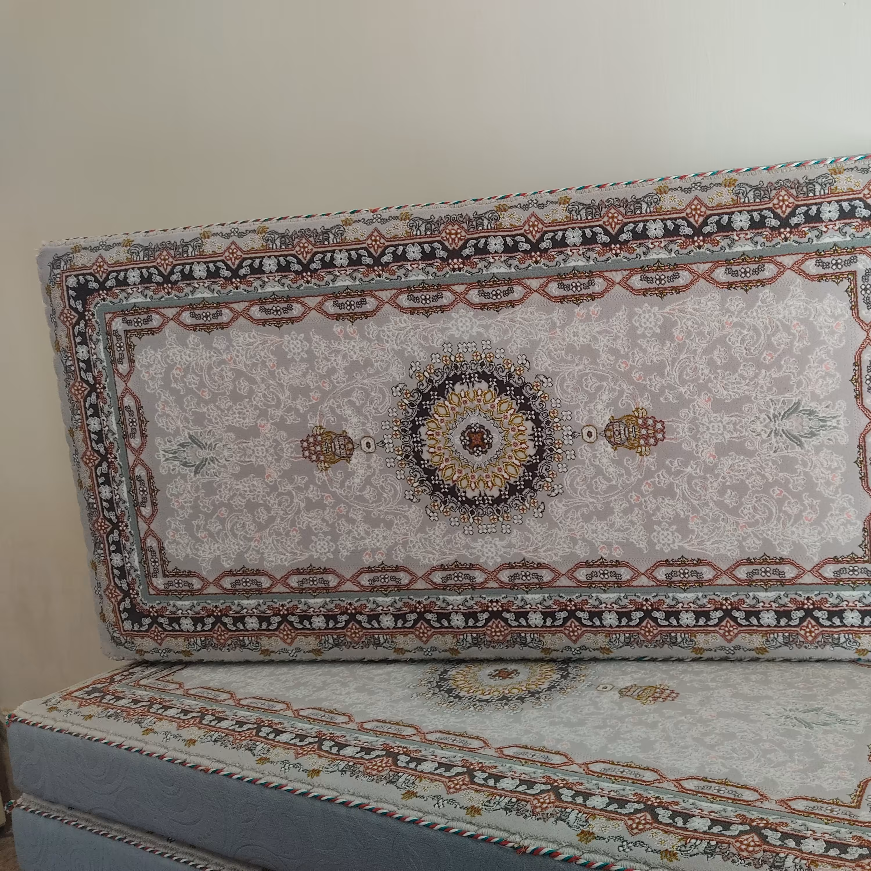 پشتی دست دوز 