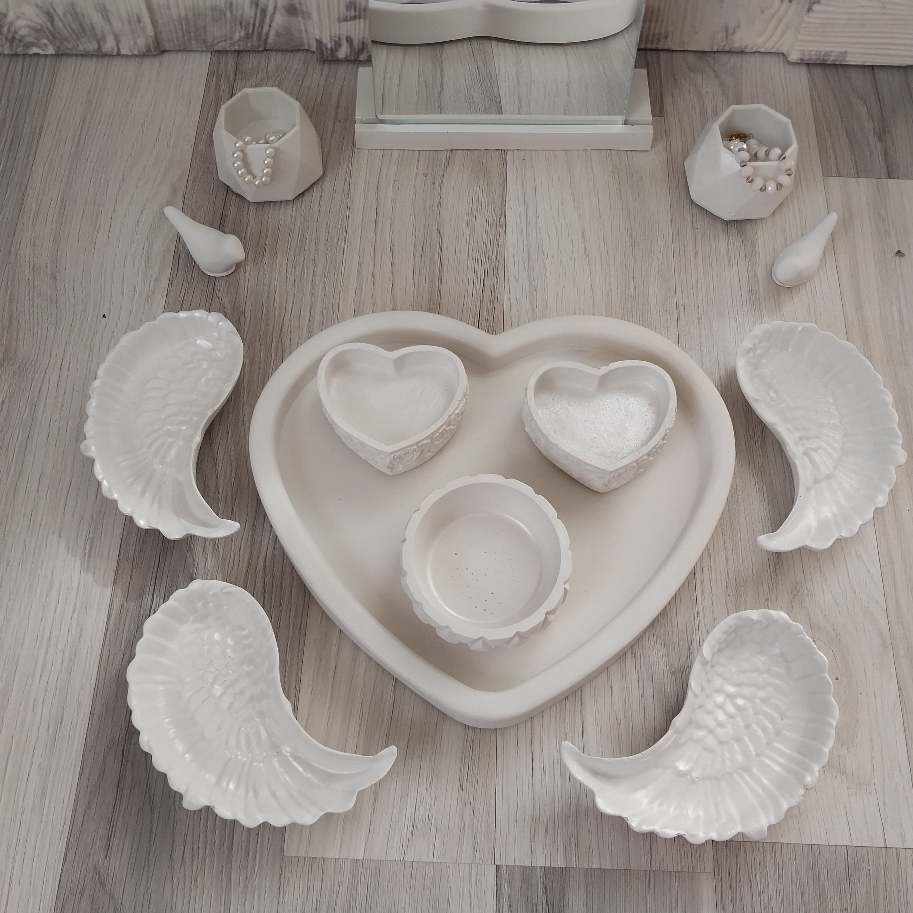 ست سنگ مصنوعی هفت سین مدل قلب و بال سفید شامل سینی به همراه آینه و شمعدان