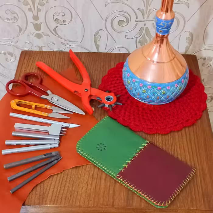 کیف پول چرم طبیعی دست دوز ، دوخت تمیز و کیفیت عالی ، از  چرم بز  استفاده شده کاملا نرم  ، داخل کیف پول آستری شده 