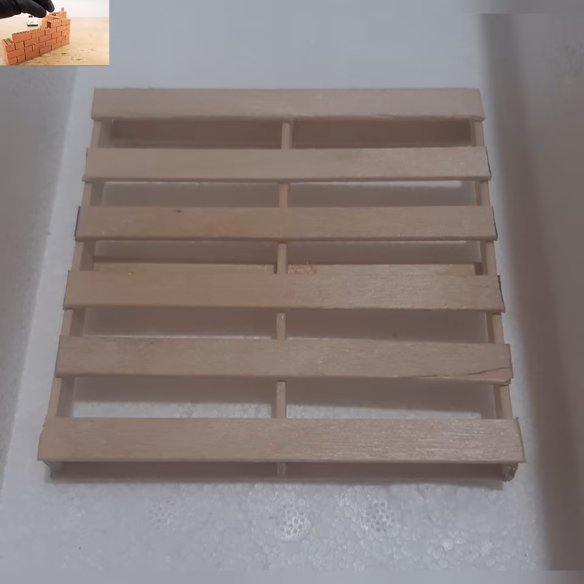 پالت چوبی مینیاتوری وزن 10گرم اندازه طول 10سانت عرض10سانت ارتفاع 1ونیم 