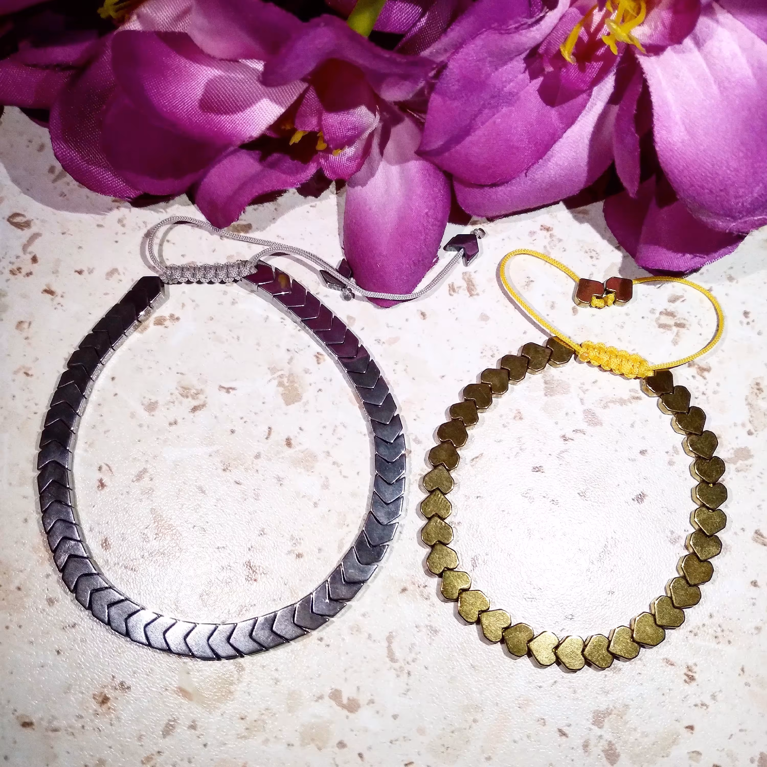 ست دستبند حدید
ساخته شده از سنگ حدید طلایی قلبی و حدید فلشی نقره ای