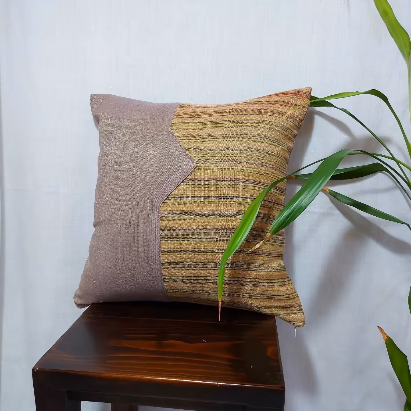 کوسن 40 در 40 بنفش رنگ دوخته شده از پارچه های دستباف کاشان